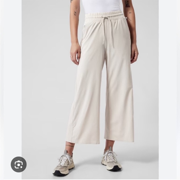 Athleta Pants - Athleta Avenue Wide Leg Crop Pant - Cream - Size 4